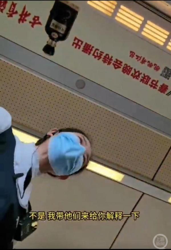 乘客列车上要素餐被乘务员嘲笑“买便宜货”，公司：若属实将依规处理