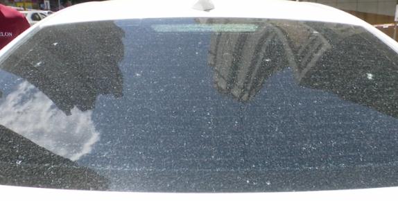 小区高空掉下钢化玻璃,3辆车被砸中!物业:太阳晒裂的 小区高空掉下钢化玻璃,3辆车被砸中!物业:太阳晒裂的