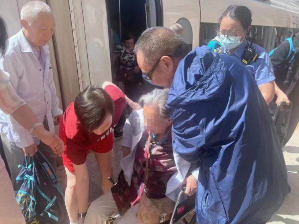 老人在高铁列车突发疾病 “90后”女护士飞奔救援 老人在高铁列车突发疾病 “90后”女护士飞奔救援