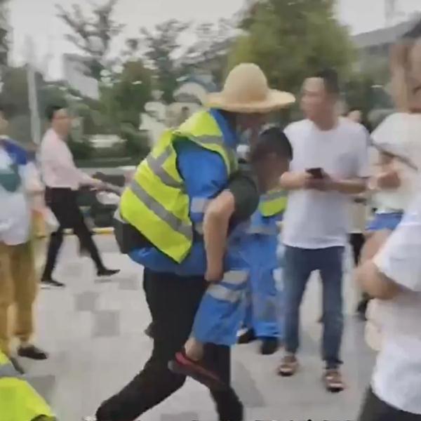 跪地救人的他，三等功！