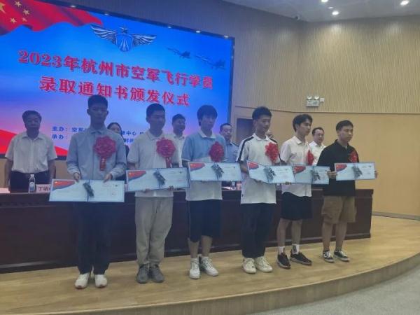 出发！浙江这些学生坐运-20去报到，网友：这排面简直了