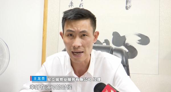 小区高空掉下钢化玻璃,3辆车被砸中!物业:太阳晒裂的 小区高空掉下钢化玻璃,3辆车被砸中!物业:太阳晒裂的