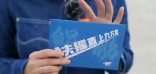 史上最牛新生，坐运-20去上学！