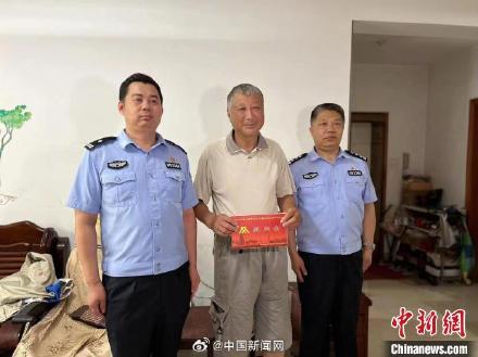 七旬大爷散步时跳河救母子三人