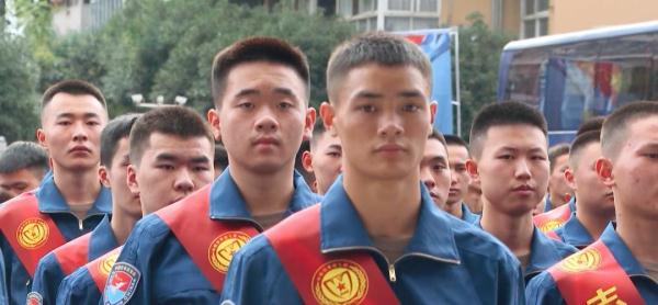 史上最牛新生，坐运-20去上学！