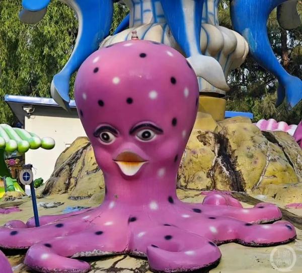 北京朝阳公园卡通雕塑“丑萌”出圈，工作人员都笑了：它们也不丑