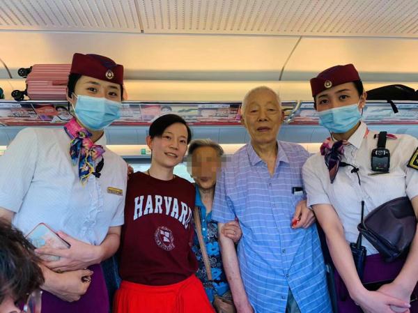 老人在高铁列车突发疾病 “90后”女护士飞奔救援 老人在高铁列车突发疾病 “90后”女护士飞奔救援