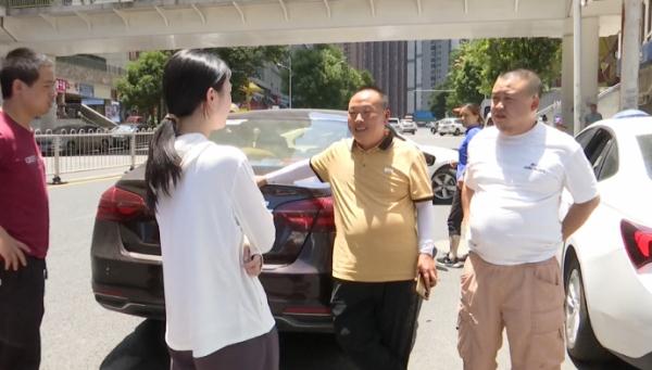 小区高空掉下钢化玻璃,3辆车被砸中!物业:太阳晒裂的 小区高空掉下钢化玻璃,3辆车被砸中!物业:太阳晒裂的