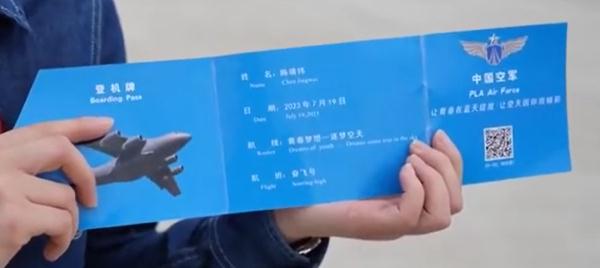 史上最牛新生，坐运-20去上学！