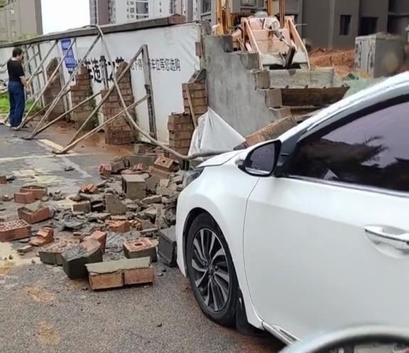 围墙风雨天倒塌砸坏多台车，物业：曾提示危墙禁停