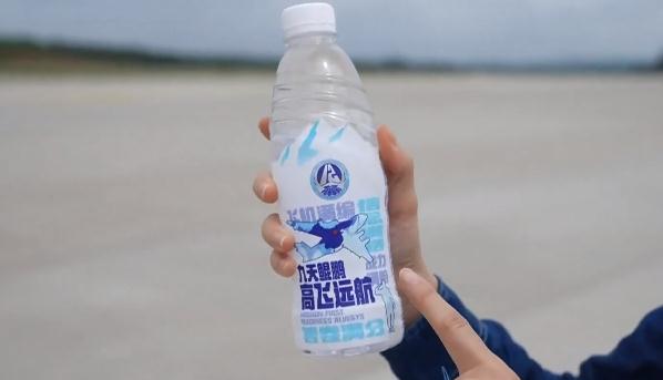 史上最牛新生，坐运-20去上学！