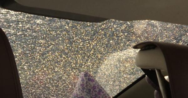 小区高空掉下钢化玻璃,3辆车被砸中!物业:太阳晒裂的 小区高空掉下钢化玻璃,3辆车被砸中!物业:太阳晒裂的