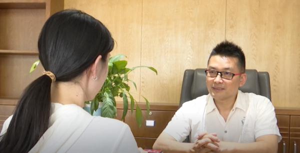 小区高空掉下钢化玻璃,3辆车被砸中!物业:太阳晒裂的 小区高空掉下钢化玻璃,3辆车被砸中!物业:太阳晒裂的