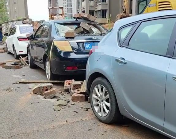 围墙风雨天倒塌砸坏多台车，物业：曾提示危墙禁停