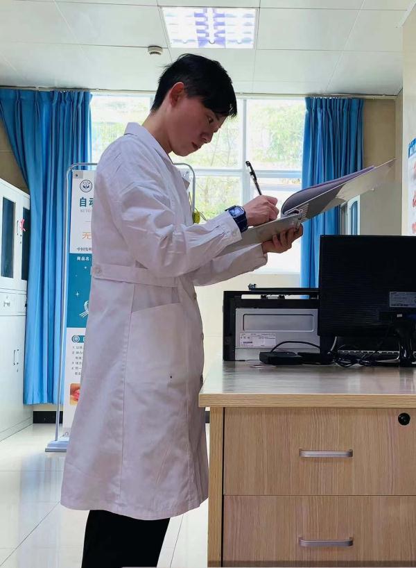 老人在高铁列车突发疾病 “90后”女护士飞奔救援 老人在高铁列车突发疾病 “90后”女护士飞奔救援