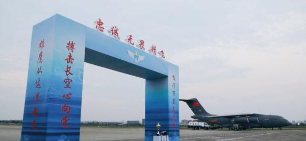 史上最牛新生，坐运-20去上学！