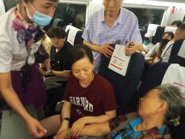 老人在高铁列车突发疾病 “90后”女护士飞奔救援 老人在高铁列车突发疾病 “90后”女护士飞奔救援