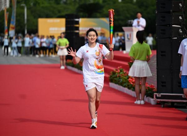 155棒火炬手传递“蓉火” 大运会火炬传递成都站第四日活动举行