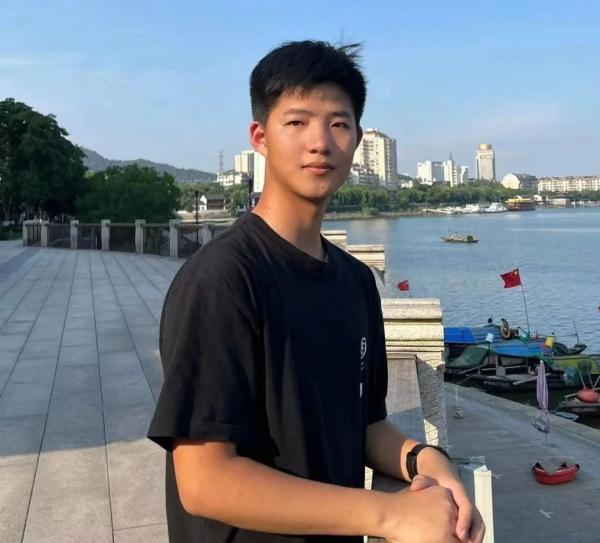 出发！浙江这些学生坐运-20去报到，网友：这排面简直了