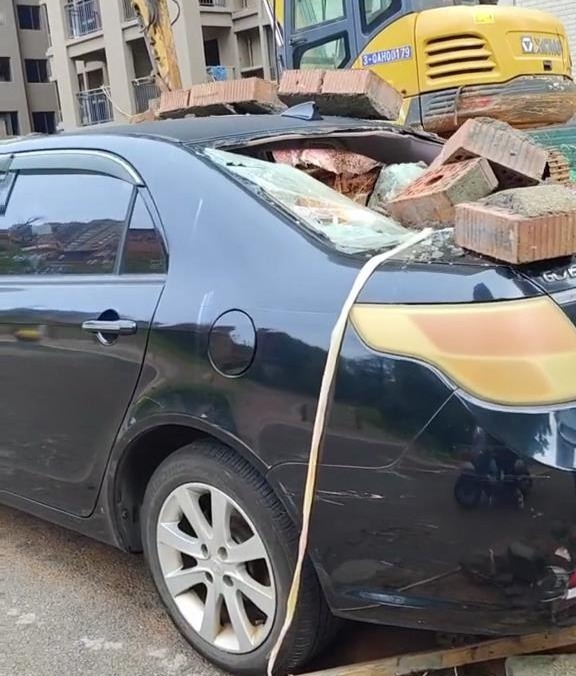 围墙风雨天倒塌砸坏多台车，物业：曾提示危墙禁停