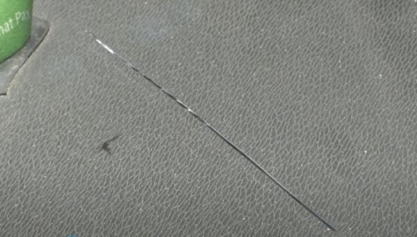 小区高空掉下钢化玻璃,3辆车被砸中!物业:太阳晒裂的 小区高空掉下钢化玻璃,3辆车被砸中!物业:太阳晒裂的