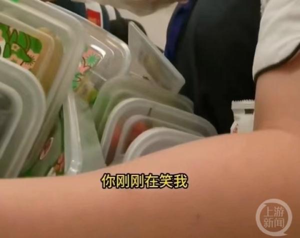 乘客列车上要素餐被乘务员嘲笑“买便宜货”，公司：若属实将依规处理