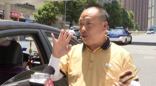 小区高空掉下钢化玻璃,3辆车被砸中!物业:太阳晒裂的 小区高空掉下钢化玻璃,3辆车被砸中!物业:太阳晒裂的