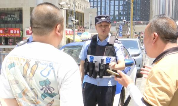 小区高空掉下钢化玻璃,3辆车被砸中!物业:太阳晒裂的 小区高空掉下钢化玻璃,3辆车被砸中!物业:太阳晒裂的