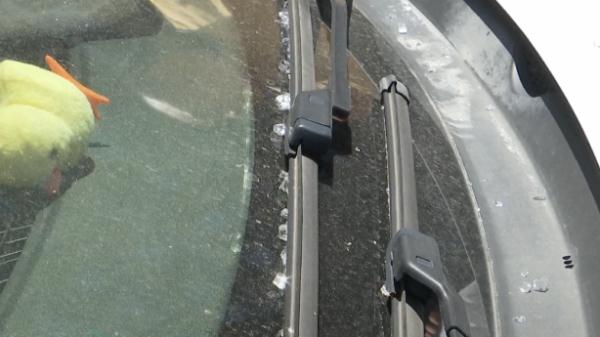 小区高空掉下钢化玻璃,3辆车被砸中!物业:太阳晒裂的 小区高空掉下钢化玻璃,3辆车被砸中!物业:太阳晒裂的