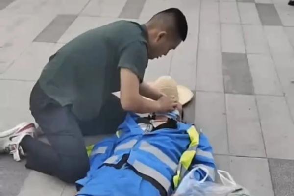 跪地救人的他，三等功！