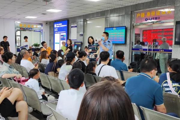 西安民警提醒：不用扎堆！