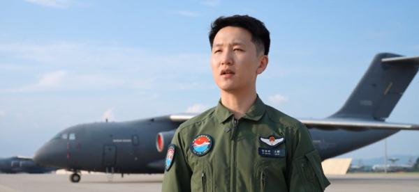 史上最牛新生，坐运-20去上学！