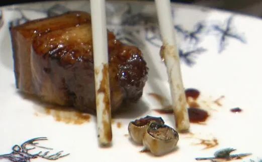 沪上73岁爷叔吃油条磕掉牙？赔偿1万元后反转了，网友：有素养！