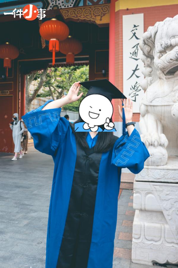 我也穿着学位服和陌生小姑娘合影了