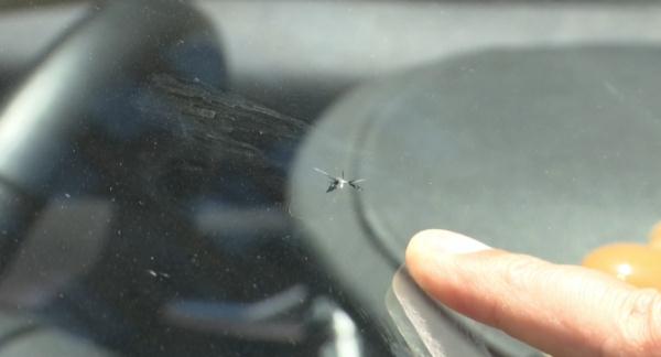 小区高空掉下钢化玻璃,3辆车被砸中!物业:太阳晒裂的 小区高空掉下钢化玻璃,3辆车被砸中!物业:太阳晒裂的