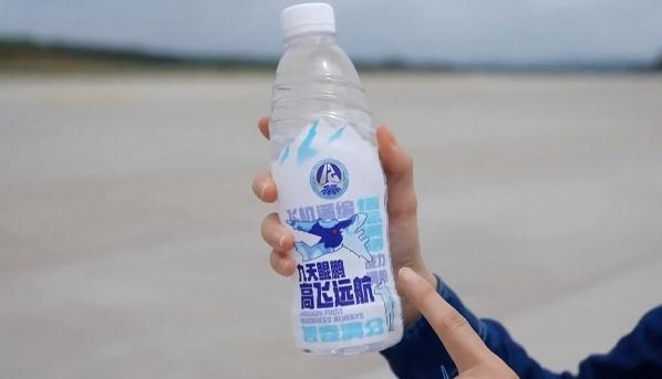 坐着运-20去上学！网友：这排面