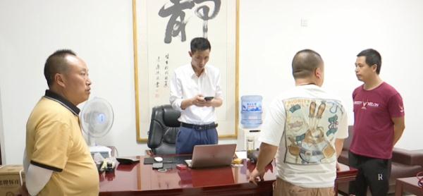 小区高空掉下钢化玻璃,3辆车被砸中!物业:太阳晒裂的 小区高空掉下钢化玻璃,3辆车被砸中!物业:太阳晒裂的