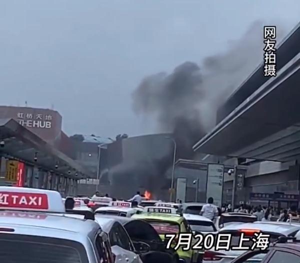 突发！上海虹桥火车站外一车辆起火，消防通报