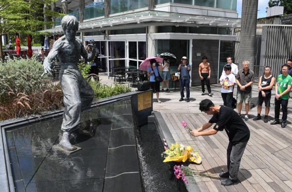 影迷纪念李小龙逝世50周年