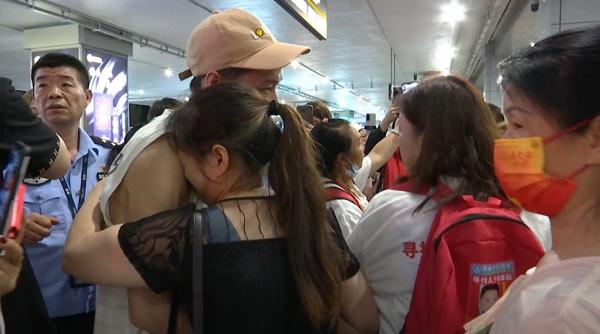 “妈妈记得你后脑勺的发旋!”被拐25年,他终于回到贵州家乡 “妈妈记得你后脑勺的发旋!”被拐25年,他终于回到贵州家乡