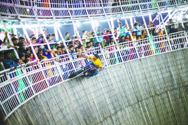 印度“死亡之井”玩命赚欢呼