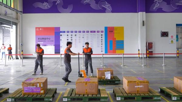 首批代表团进境物资抵达杭州亚运会物流中心 首批代表团进境物资抵达杭州亚运会物流中心