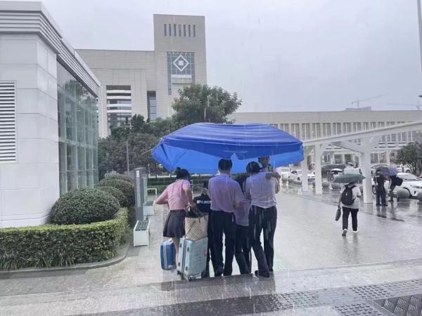 暖心！暴雨中，这些身影令人感动