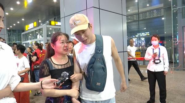 “妈妈记得你后脑勺的发旋!”被拐25年,他终于回到贵州家乡 “妈妈记得你后脑勺的发旋!”被拐25年,他终于回到贵州家乡