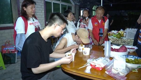 “妈妈记得你后脑勺的发旋!”被拐25年,他终于回到贵州家乡 “妈妈记得你后脑勺的发旋!”被拐25年,他终于回到贵州家乡