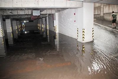女子在桥洞内避雨时,不慎被冲入水中失联!汛期避险,你必须知道! 女子在桥洞内避雨时,不慎被冲入水中失联!汛期避险,你必须知道!