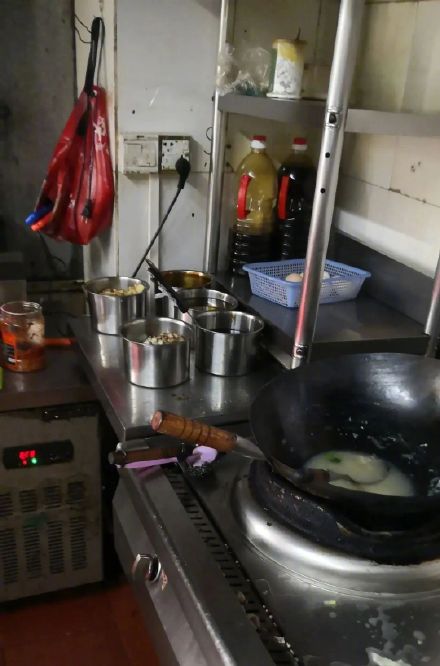 深圳一外卖商家因无证经营被要求整改，竟P了一张假证敷衍了事？！