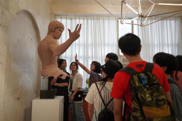 他用功夫展现中华文化自信——香港纪念李小龙逝世50周年