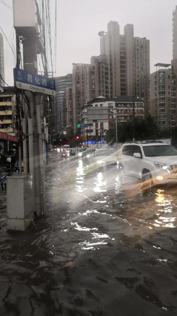 雷声滚滚，双黄预警！暴雨横扫上海中心城区，网友：下了一条河