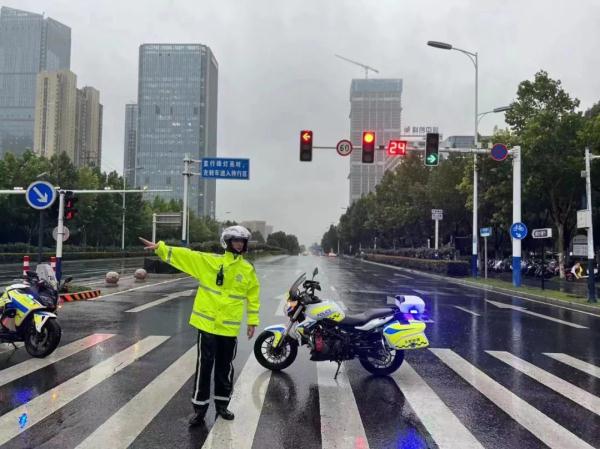 暖心！暴雨中，这些身影令人感动